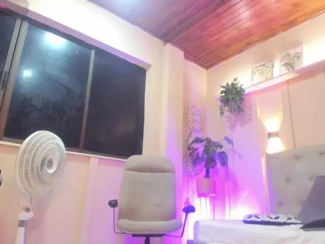 Naked Room chloe-rosse 