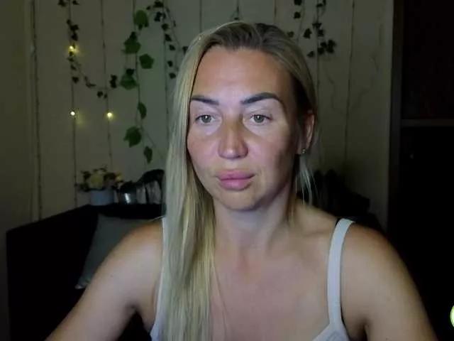 Jullyblondkiss from BongaCams