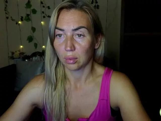 Jullyblondkiss from BongaCams