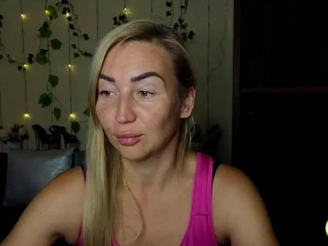 Jullyblondkiss from BongaCams