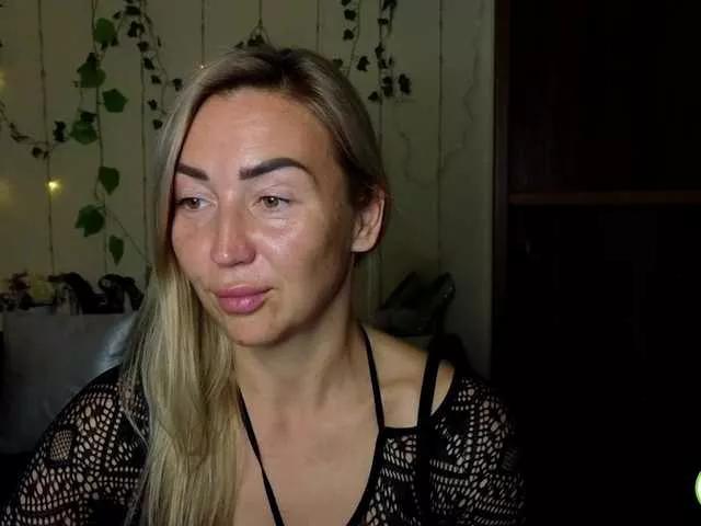 Jullyblondkiss from BongaCams