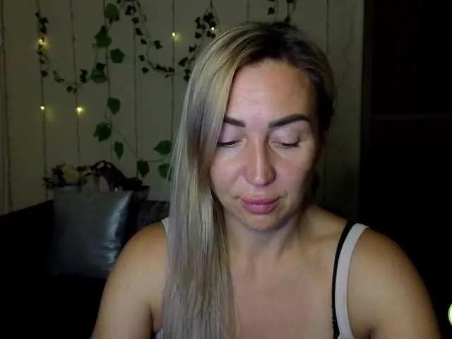 Jullyblondkiss from BongaCams