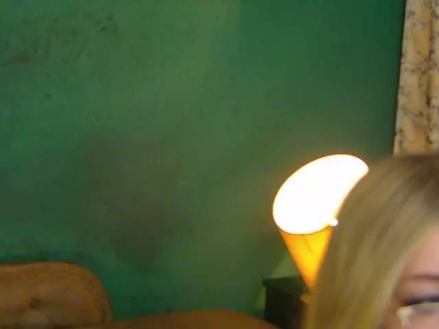 LittlePoem from BongaCams