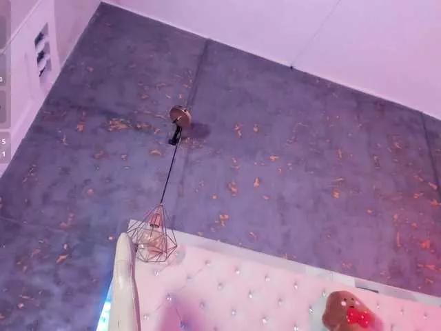 Naked Room viiolettlopez 