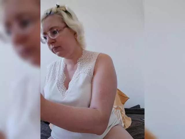 Naked Room Vika211 