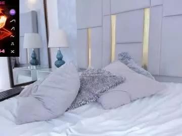 Naked Room milasaenz1 