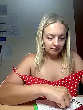 Ami_Foxy from StripChat is Freechat