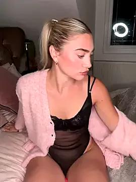 auriangel from StripChat is Freechat