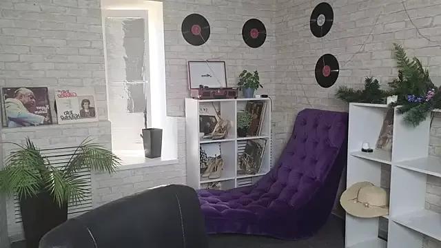 Naked Room Kelly_Fleur 