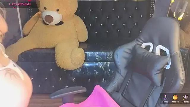 Kitty_fox_b from StripChat is Freechat