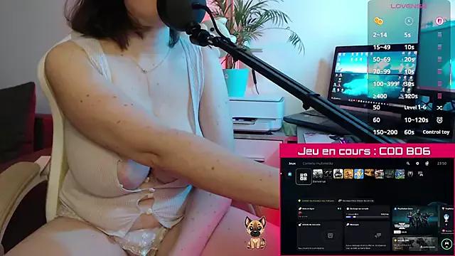 KmilleX from StripChat is Freechat