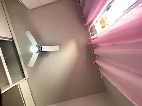 Naked Room lariic 