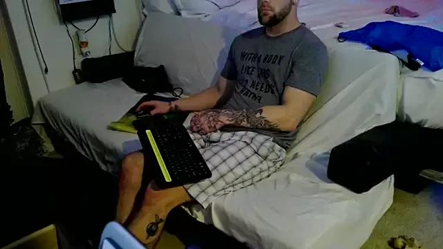 Luv2SuckBWC92 from StripChat is Freechat