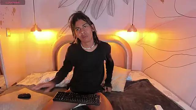 Naked Room Maxim-Walker 