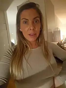 Naked Room Nova-Lee 