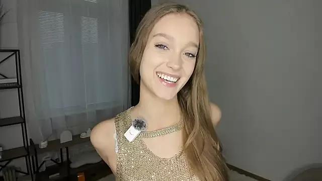 SerrenaAa from StripChat is Freechat