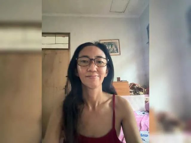 bee077 on BongaCams