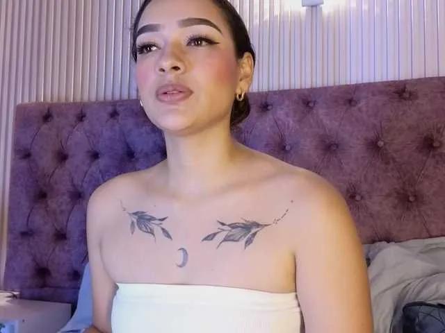 Offline Emily-Foxyy on BongaCams