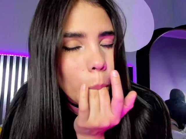 Offline EmilyBeltonn on BongaCams