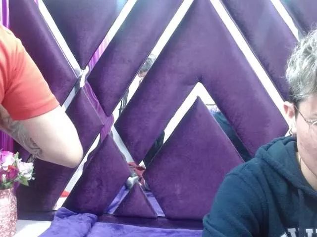 Offline EmmilyAndCriis on BongaCams