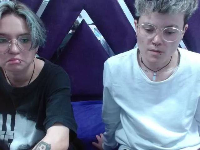 Offline EmmilyAndCriis on BongaCams