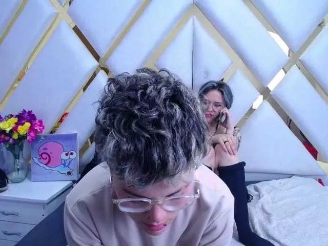 Offline EmmilyAndCriis on BongaCams