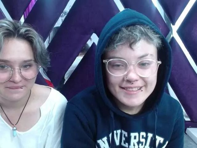 Offline EmmilyAndCriis on BongaCams