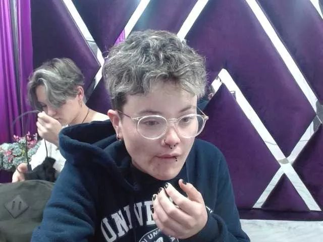 Offline EmmilyAndCriis on BongaCams