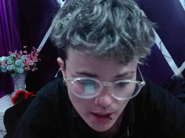 Offline EmmilyAndCriis on BongaCams