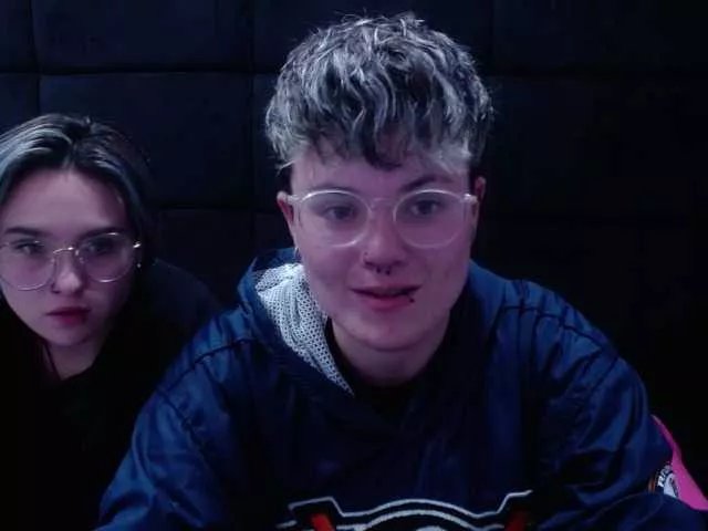 Offline EmmilyAndCriis on BongaCams