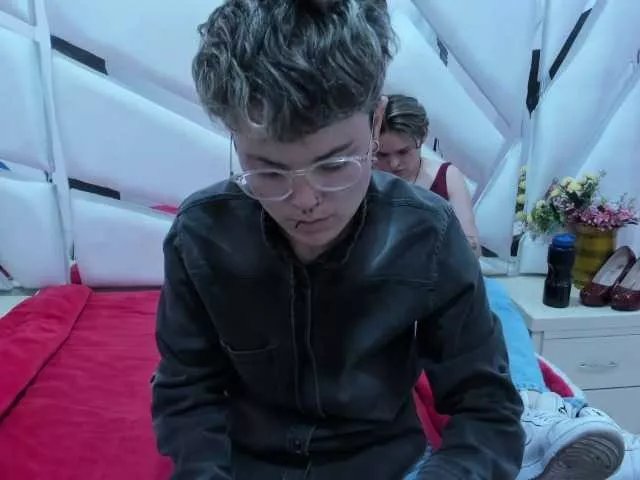 Offline EmmilyAndCriis on BongaCams