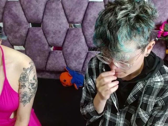 Offline EmmilyAndCriis on BongaCams