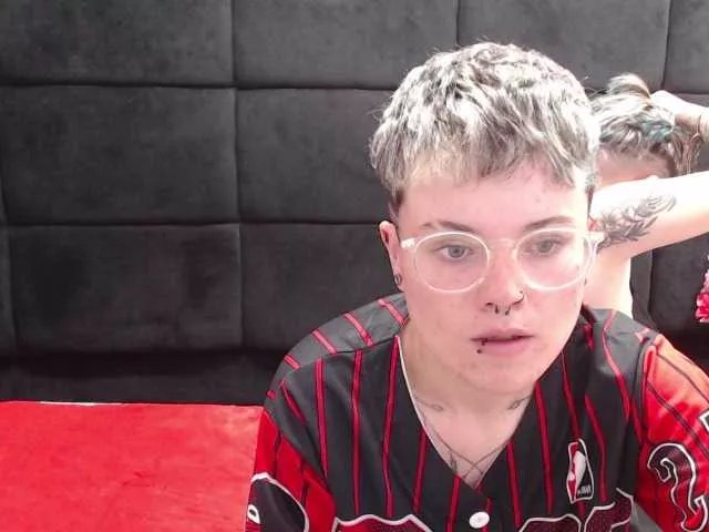 Offline EmmilyAndCriis on BongaCams