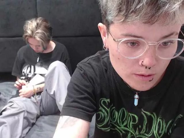 Offline EmmilyAndCriis on BongaCams