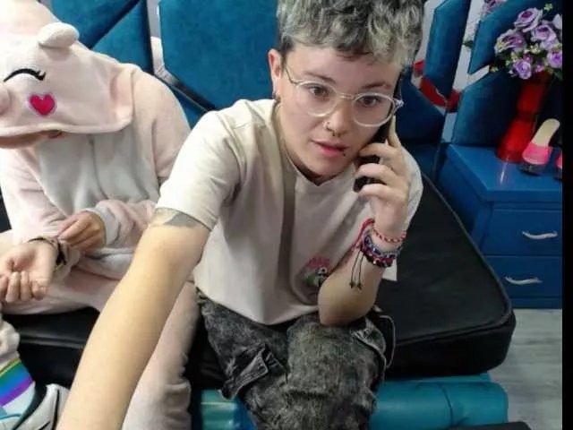 Offline EmmilyAndCriis on BongaCams