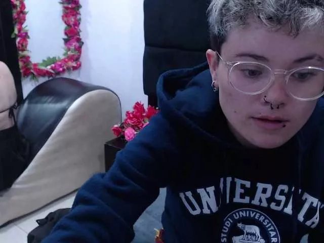 Offline EmmilyAndCriis on BongaCams