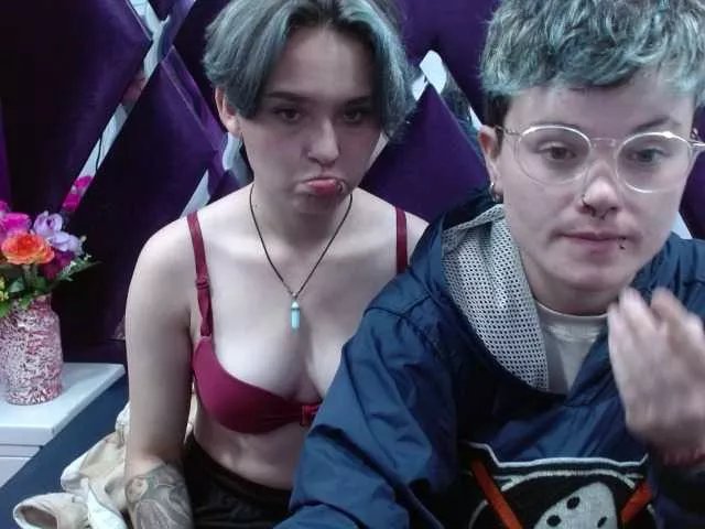 Offline EmmilyAndCriis on BongaCams