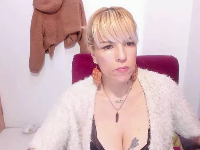 Offline harlyqueen1 on BongaCams