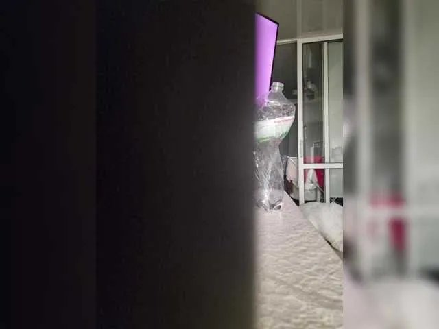 Offline Kira183 on BongaCams