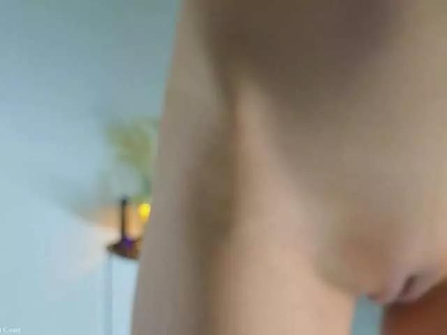 Freechat lovememoreamore on BongaCams