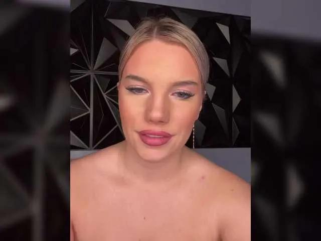 Offline LYLAtop on BongaCams