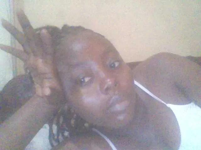 Freechat PrettyG on BongaCams