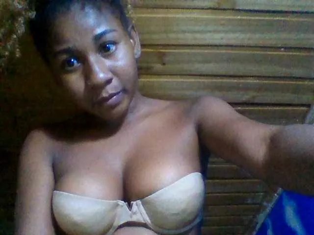 Offline Raharisexy on BongaCams