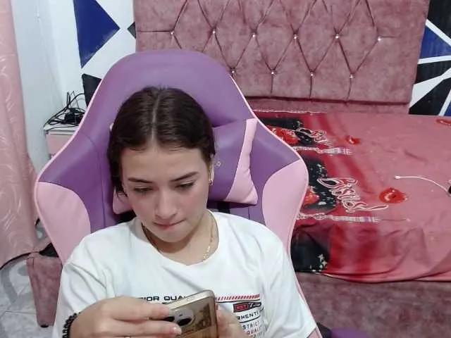 Offline scarleth18 on BongaCams