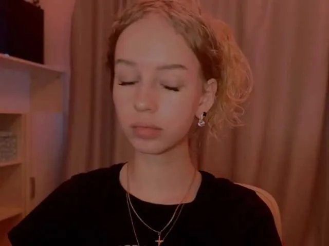 Offline SweetyWhisper on BongaCams