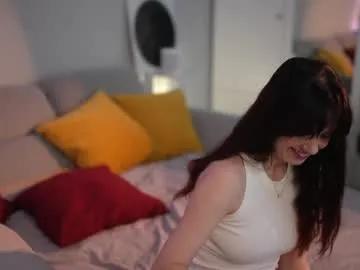 _blackbee_ — topless and play with tits for 5 min [1576 tokens left] #erotic #smile #natural #dance