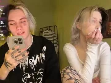 Freechat veryraretwins on Chaturbate