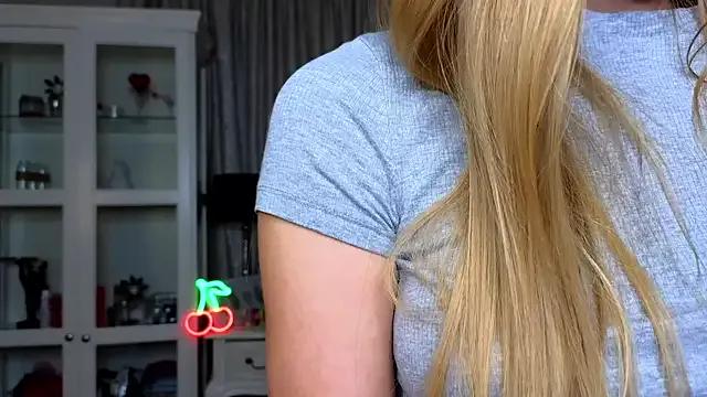 AnneFoxy on StripChat 