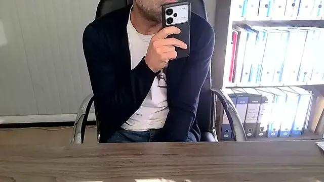 StripChat Evasionee is Freechat Evasionee — PETTO E HANDJOB 1 MINUTO