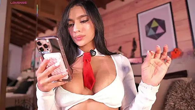 Freechat IzzyWild on StripChat